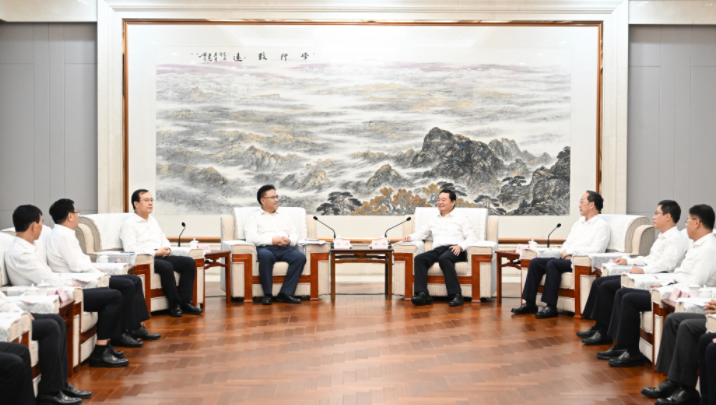 領(lǐng)導(dǎo)班子成員在沈陽(yáng)拜會(huì)遼寧省委書(shū)記、省人大常委會(huì)主任郝鵬，省委副書(shū)記、省長(zhǎng)李樂(lè)成